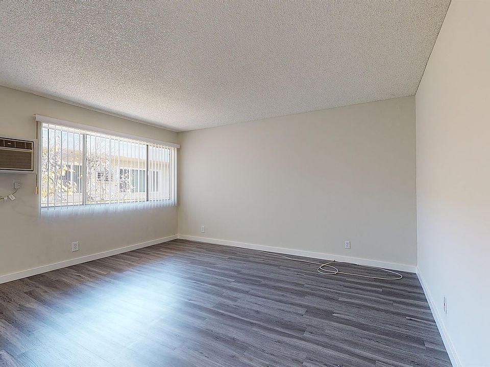 1st image of 400-412 N Serrano Ave #201