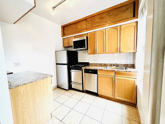 3rd image of 78 Bank St APT 16