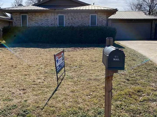7406 NW Woodland Dr, Lawton, OK 73505