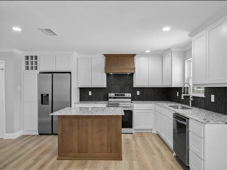 304 N Main St — Photo 6