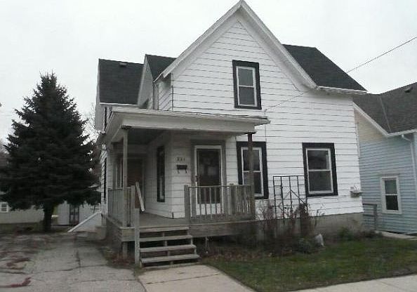 1st image of 221 S Hubbard St