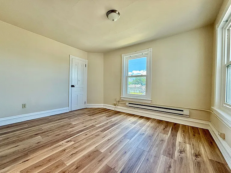 451 W 2nd St — Photo 3