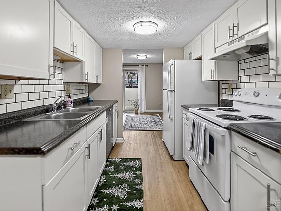 2nd image of 305 Bainbridge Ct