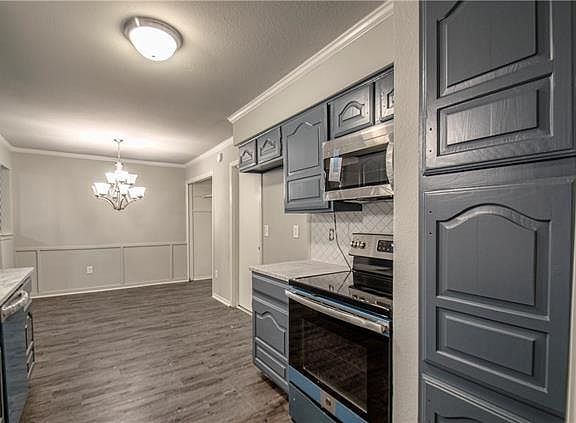 3rd image of 2211 Versailles Dr