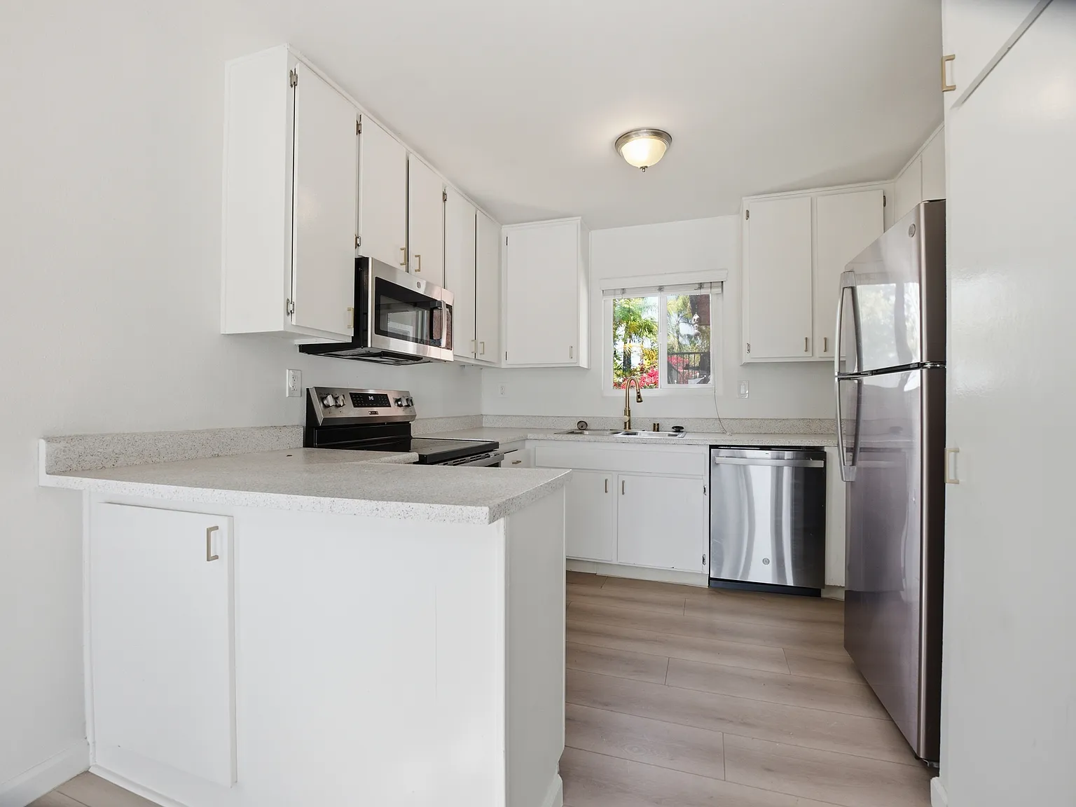 2 bed, 800 sqft, $2,250 — Photo 1