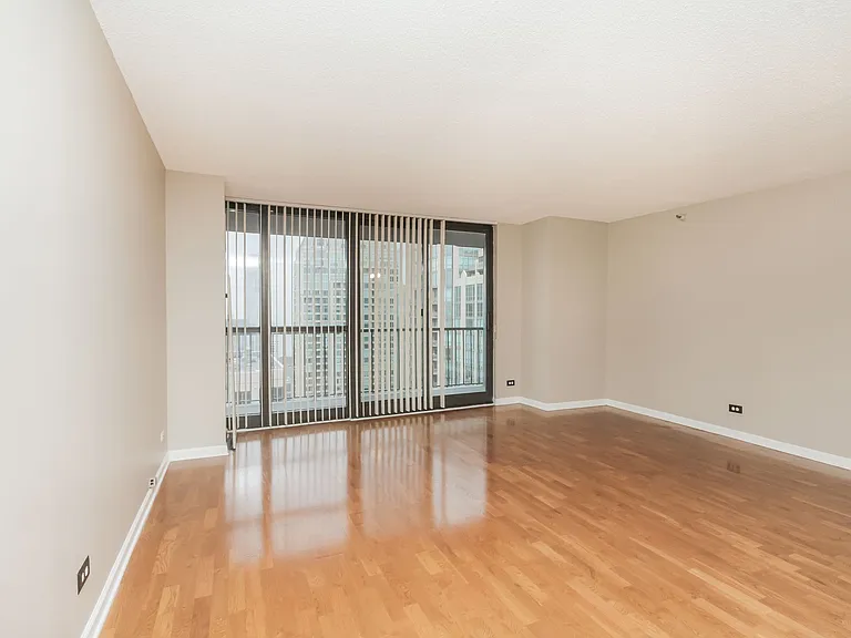 10 E Ontario Condos — Photo 9