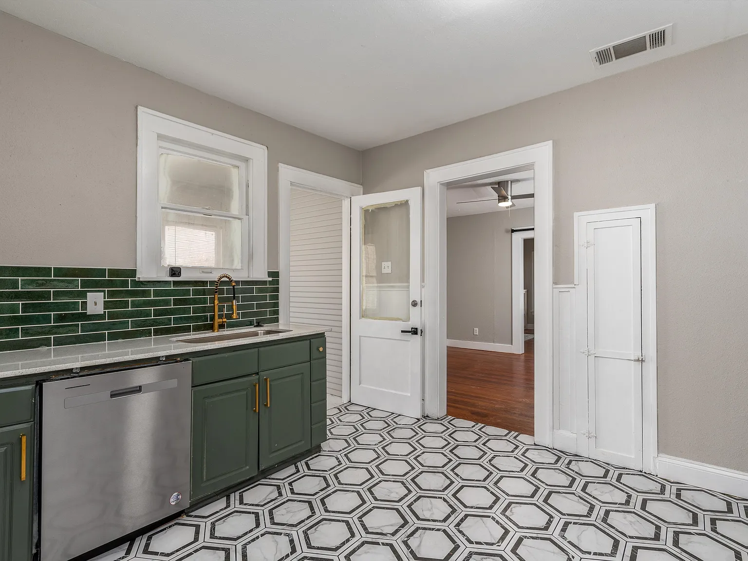 2 bed, 1052 sqft, $1,695 — Photo 3