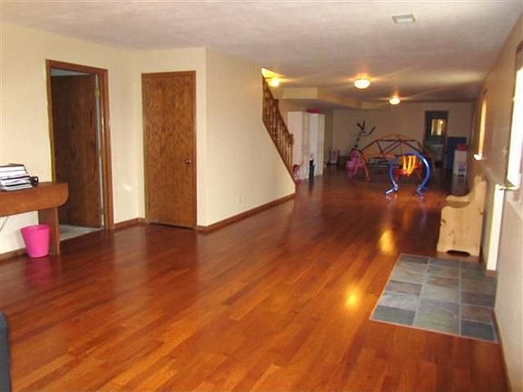 5th image of 632 Surrey Ln