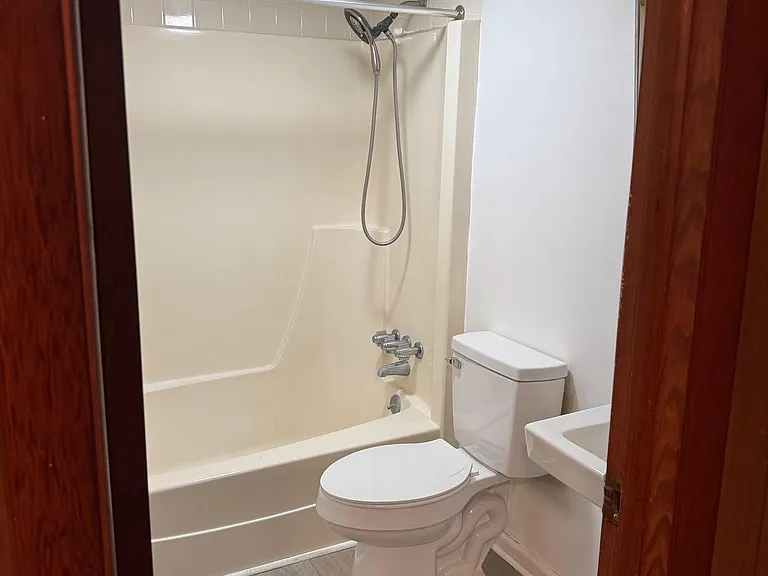70 Franks Ct #4 — Photo 10