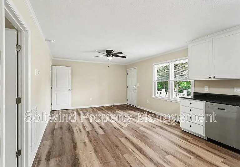 1050 Pinecrest Dr — Photo 8