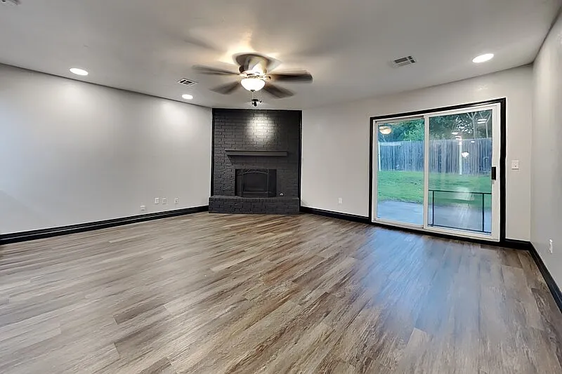 3 bed, 2.0 bath, 1640 sqft, $1,495 — Photo 2