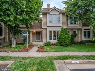1076 Trevino Ln, Herndon, VA 20170