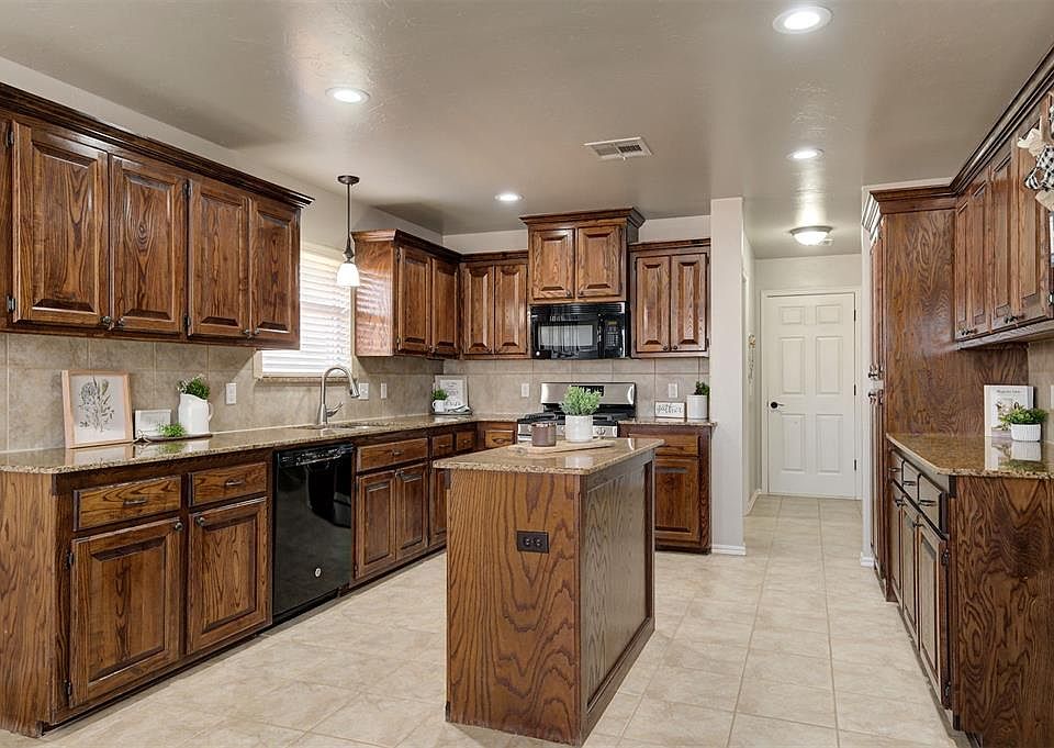 1st image of 709 E Linden Ln