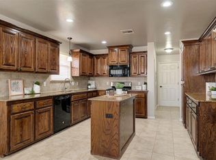 709 E Linden Ln, Mustang, OK 73064