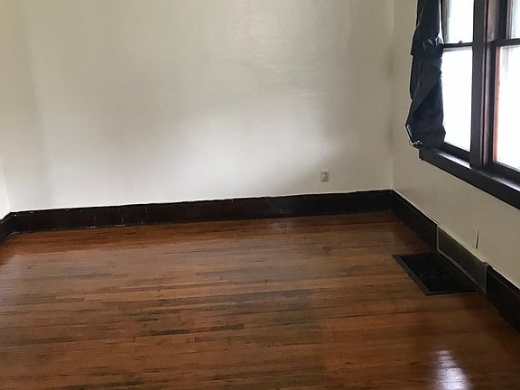 3rd image of 121 Hastings Ave