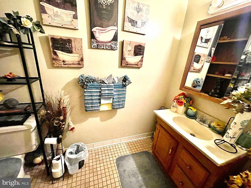 2nd image of 810 Woodward St