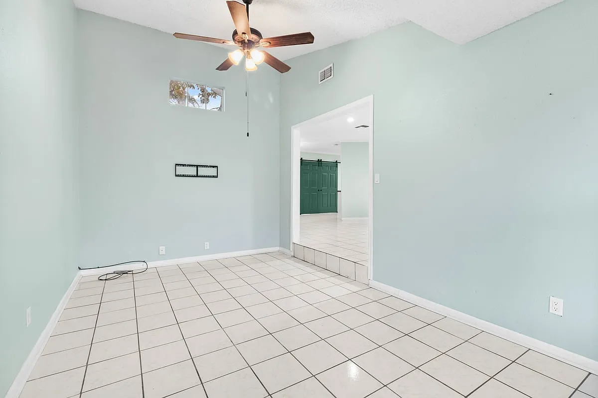 Building Photo - 527 Lively Dr