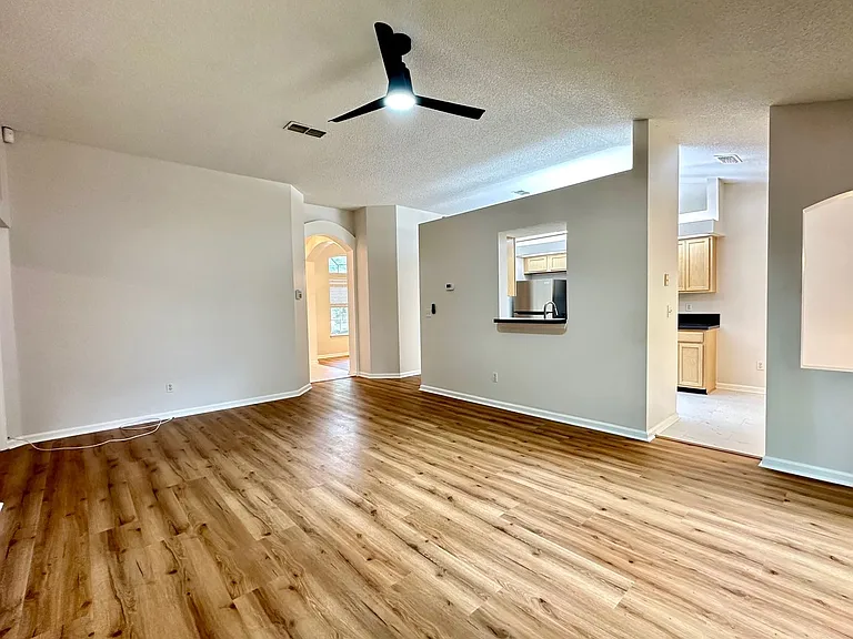 1803 Canterbury Ln — Photo 8