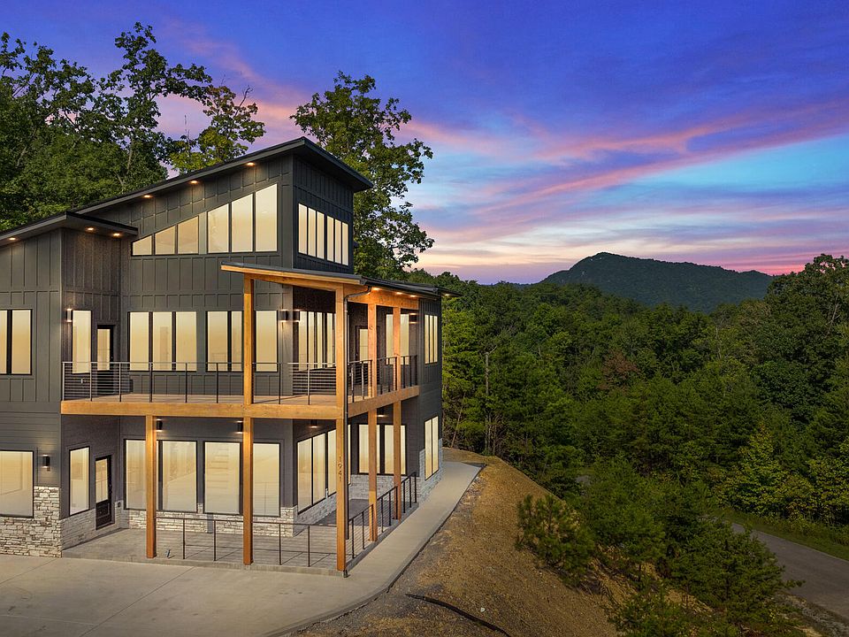 洋書 Mountain Houses Mountain Home Built by Combining and Connecting Two