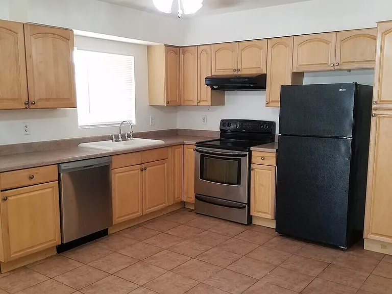 9211 N 45th Ave — Photo 2