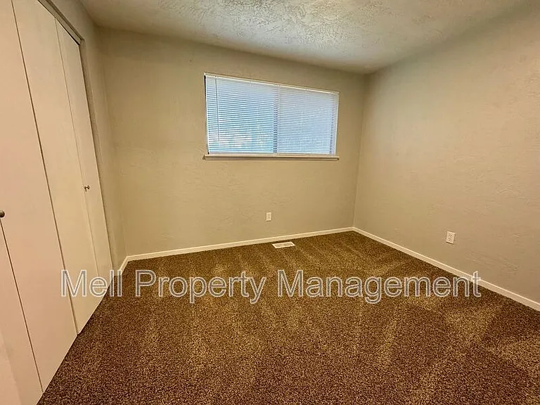 526 Holly Ln — Photo 14