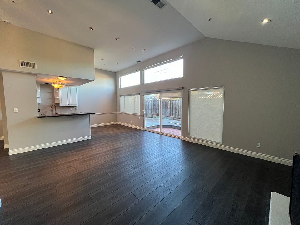 1st image of 3324 Los Prados St