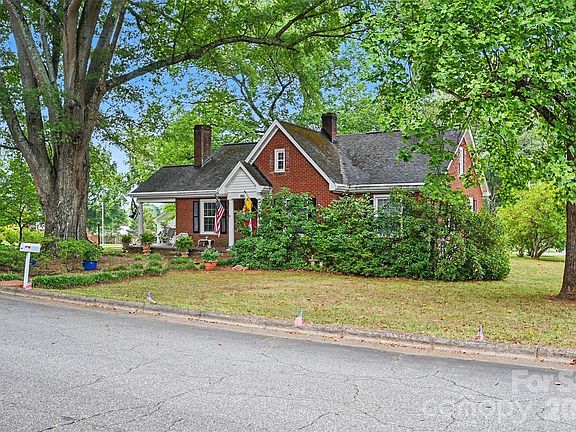3rd image of 806 S Main Ave