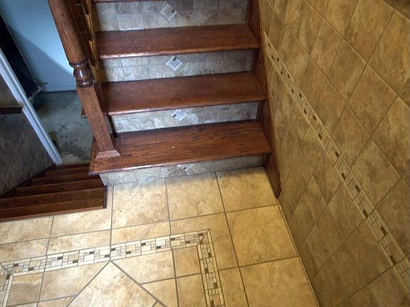 Detail foyer tile work