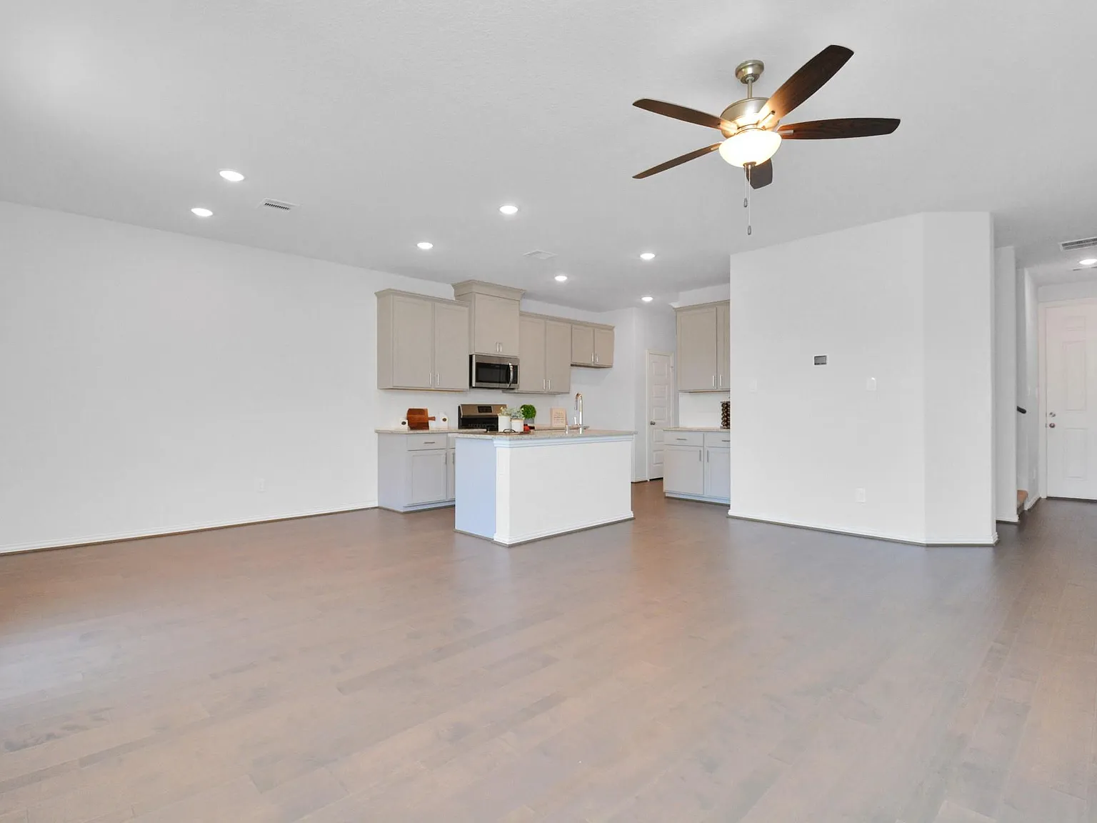 3 bed, 2.5 bath, 1646 sqft, $2,400 — Photo 2