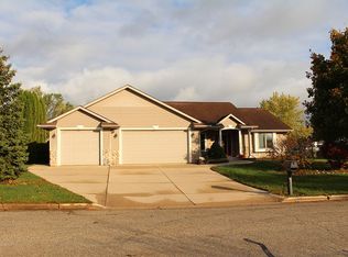 364 Hickory Dr, Fredonia, WI 53021