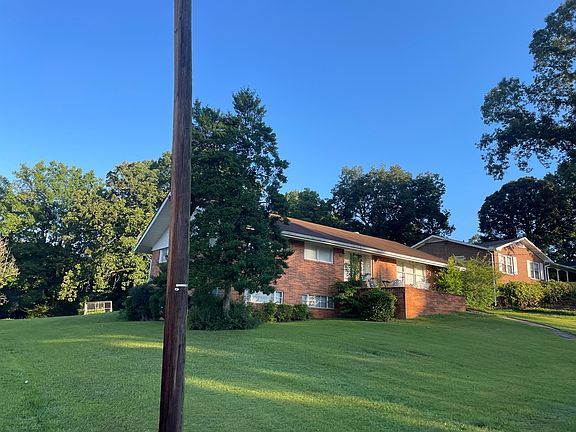 3rd image of 1212 Sherwood Dr