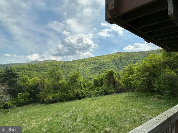 896 Overlook Dr, Rileyville, VA 22650
