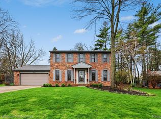 2824 Lunar Ct, Lake Orion, MI 48360