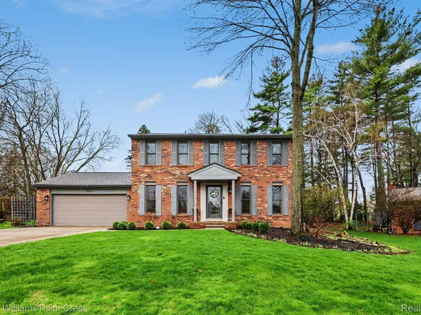 2824 Lunar Ct, Lake Orion, MI 48360