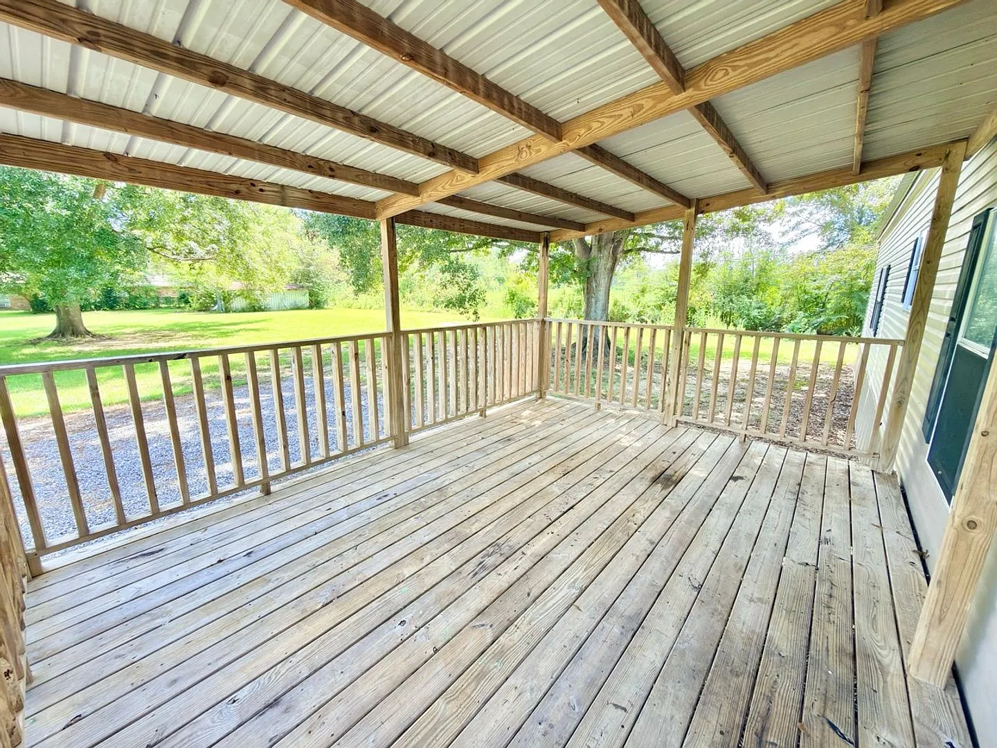 Spacious 3 Bedroom Mobile Home with Lawn Care Included — Photo 3