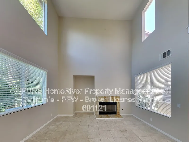 4 bed, 3.0 bath, 3525 sqft, $5,900 — Photo 4