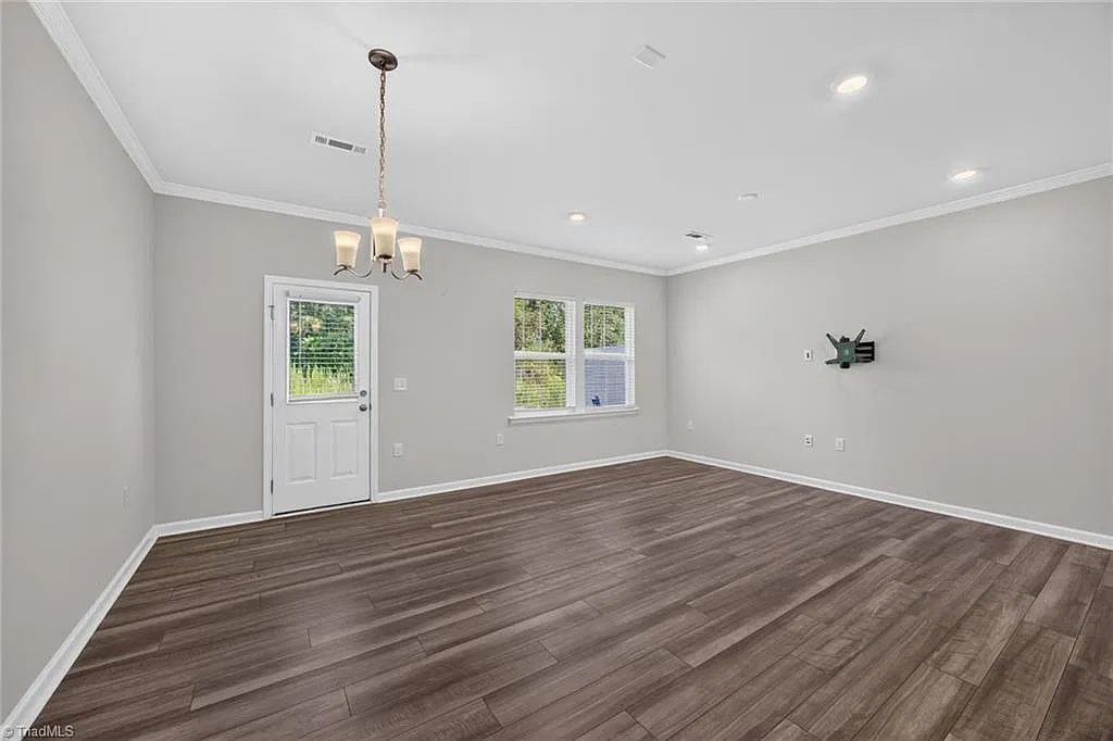 814 Falls Grove Trl - Falls Grove — Photo 3