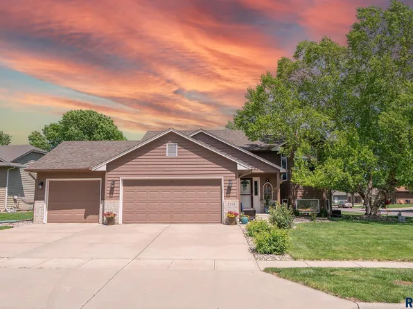 2212 S Chesapeake Cir, Sioux Falls, SD 57106