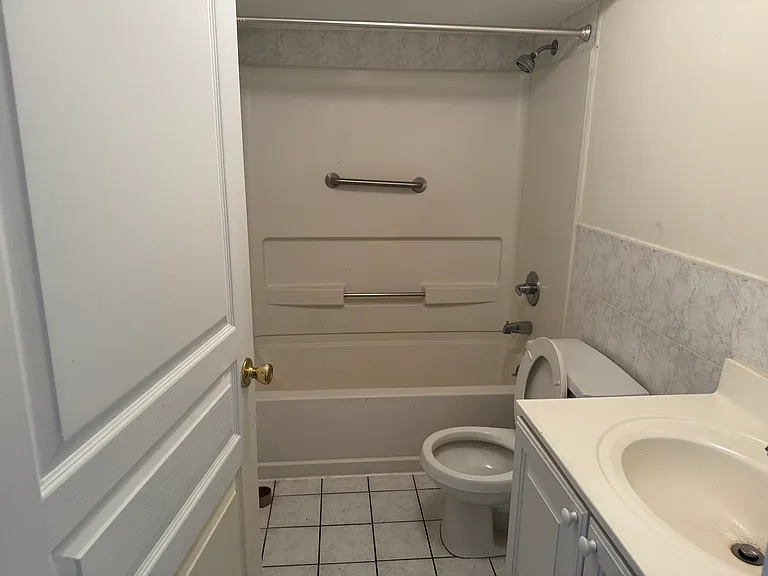 643 Tompkins Ave #1 — Photo 8