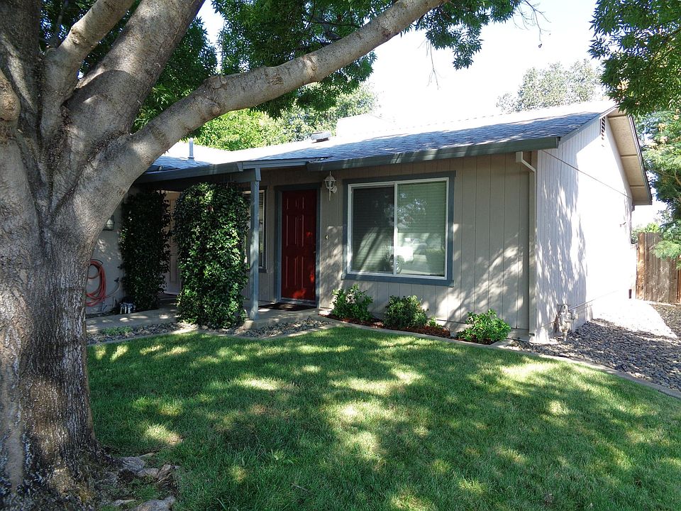 Front yard/porch area
