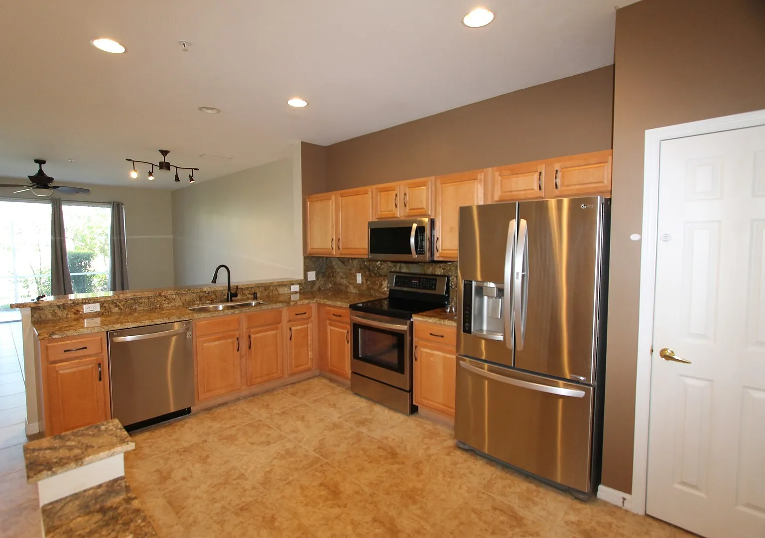 ** Stratford Place ** 3 Bed / 2.5 Bath / 1-Car Garage - Unfurnished Annual — Photo 3