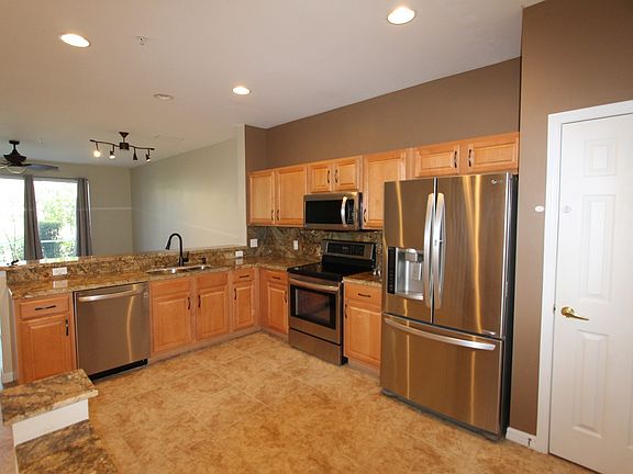 3rd image of 1056 Hampton Cir