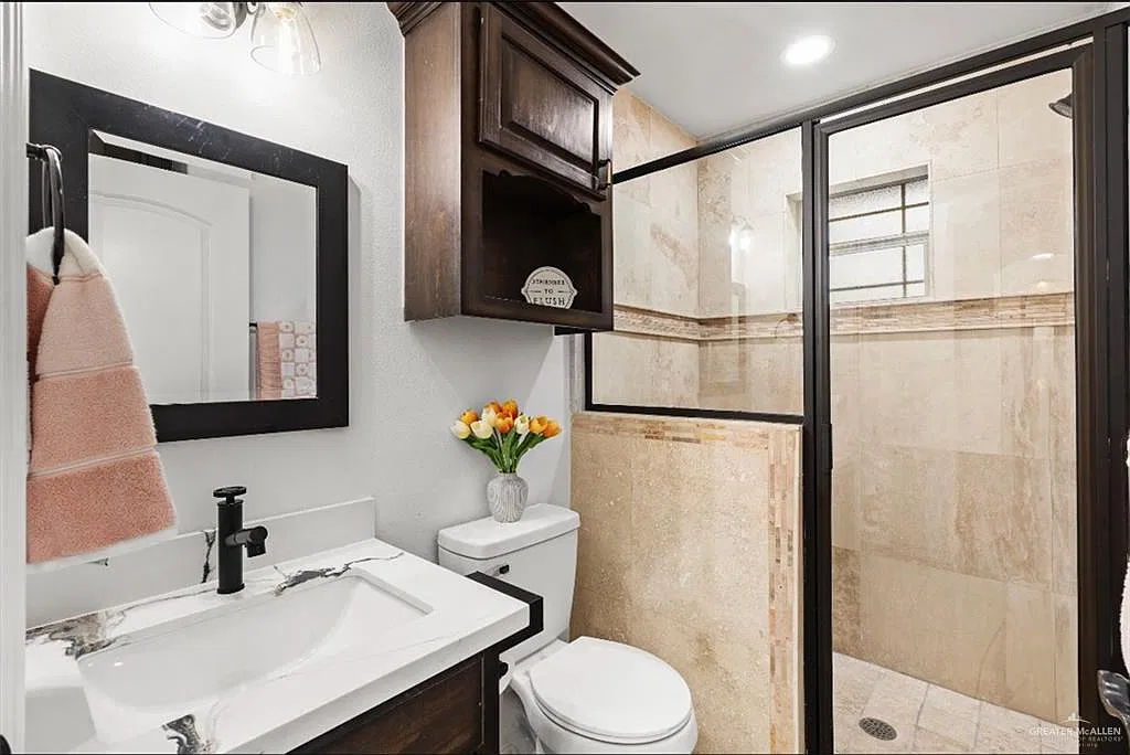3 bed, 2.5 bath, 2006 sqft, $2,400 — Photo 3