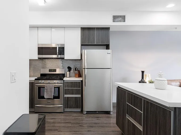 545 N Kenmore Ave — Photo 8