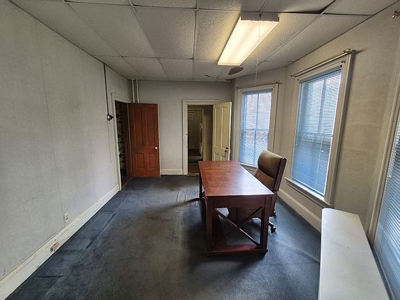 4th image of 117 S Chestnut St