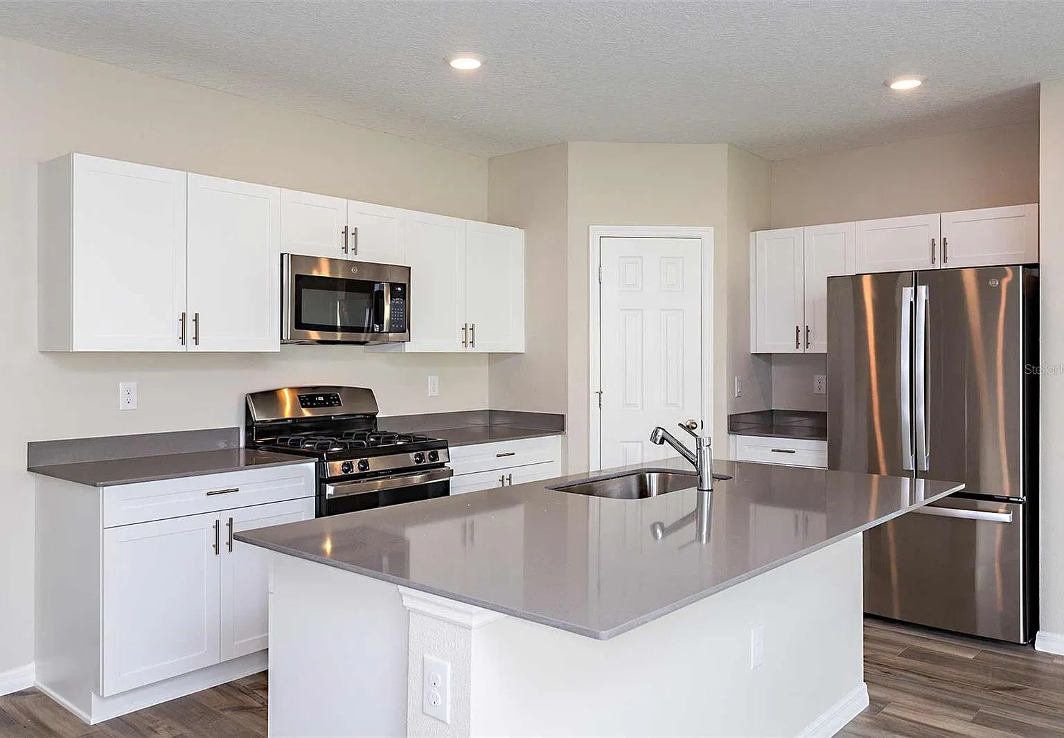 4 bed, 2.5 bath, 2057 sqft, $3,950 — Photo 3