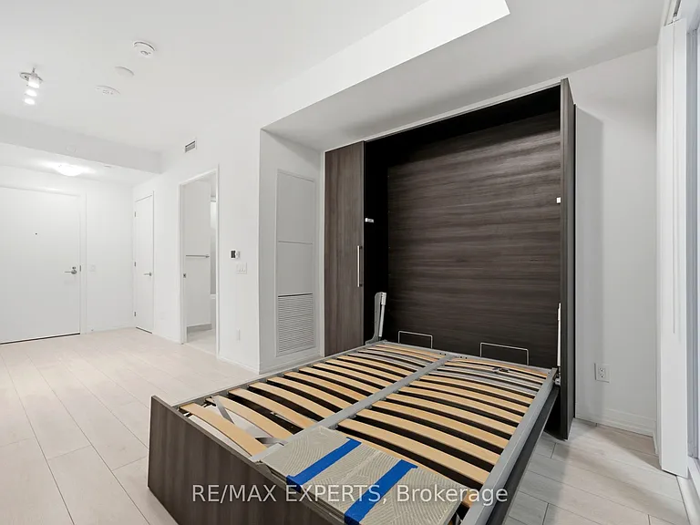 400 King St W #1028 — Photo 21