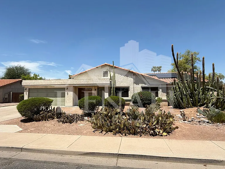 2102 W Knox Rd — Photo 2