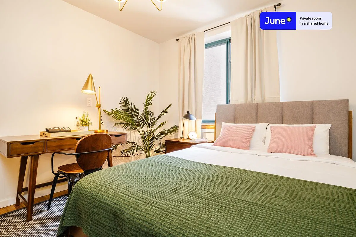 Queen bedroom in 5 bed/2 bath home in East Village #145 B — Photo 2