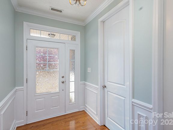 2nd image of 122 Tulip Dr